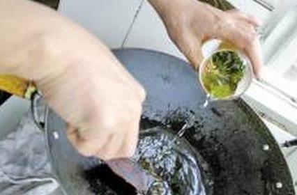 喝剩的茶叶倒进鞋里,不可思议的事情发生了(图) 喝剩的茶叶倒进鞋里,不可思议的事情发生了(图)