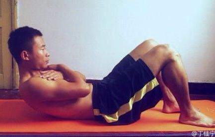 仰卧起坐的正确做法：仰卧起坐方法介绍（图）