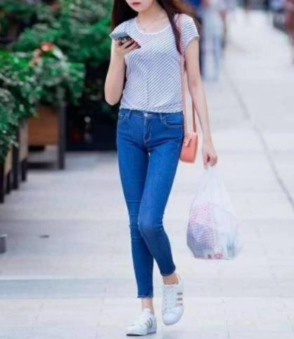 2018出街一条紧身牛仔裤：气质时尚型美女（图）
