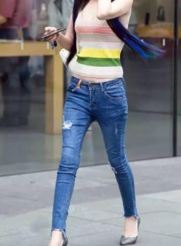 2018出街一条紧身牛仔裤：气质时尚型美女（图）