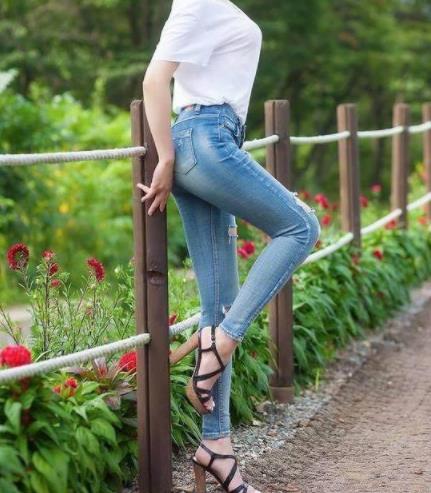 2018出街一条紧身牛仔裤：气质时尚型美女（图）