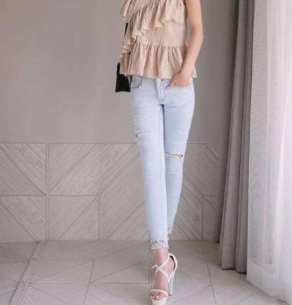 2018出街一条紧身牛仔裤：气质时尚型美女（图）