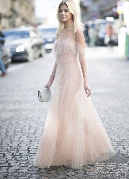 蜜桃色是什么颜色：蜜桃色连衣裙女星们都在穿（图）