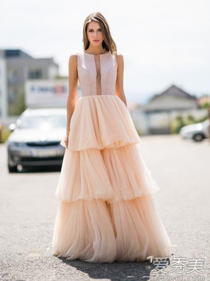 蜜桃色是什么颜色:蜜桃色连衣裙女星们都在穿(图) 蜜桃色是什么颜色:蜜桃色连衣裙女星们都在穿(图)