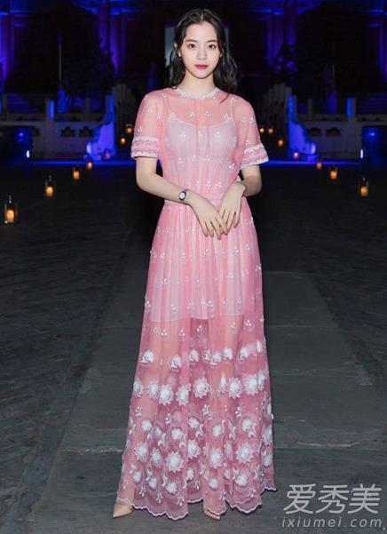 蜜桃色是什么颜色：蜜桃色连衣裙女星们都在穿（图）