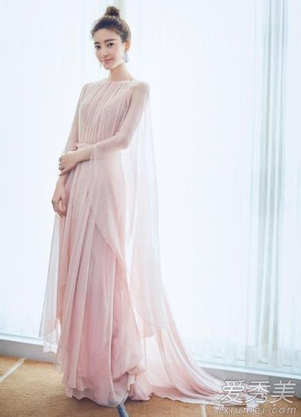 蜜桃色是什么颜色：蜜桃色连衣裙女星们都在穿（图）