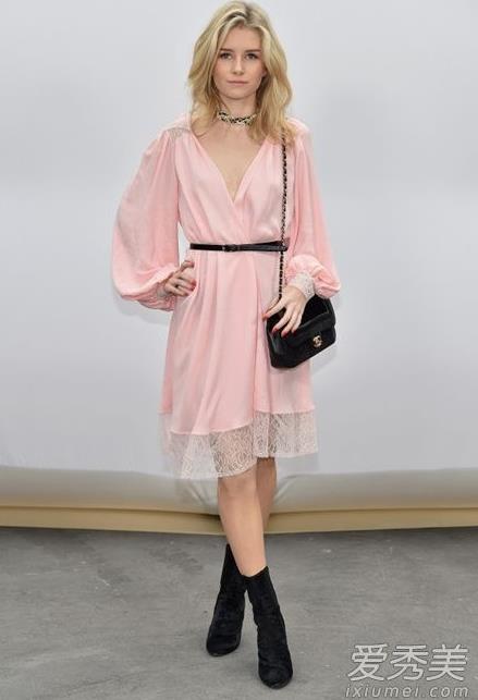 蜜桃色是什么颜色：蜜桃色连衣裙女星们都在穿（图）