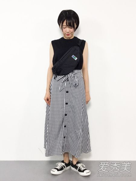 黑色无袖上衣怎么搭配：3款搭配图片女神超爱