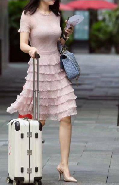 街拍时尚小姐姐们：腿长的妹子们都喜欢这样穿