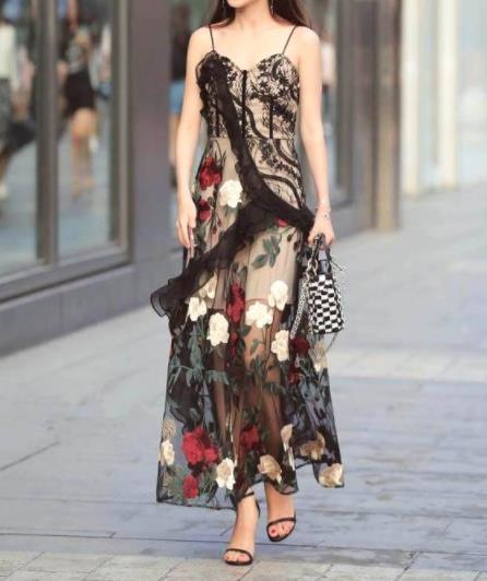 街拍时尚小姐姐们：腿长的妹子们都喜欢这样穿