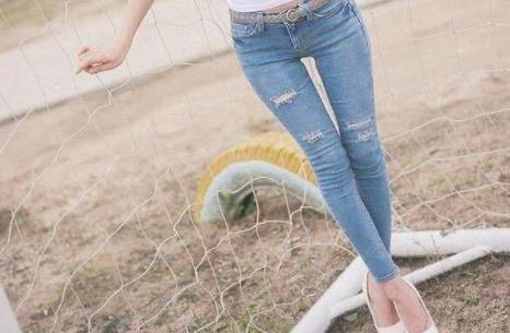 穿紧身牛仔裤的美女：这身材简约大气百搭女神范