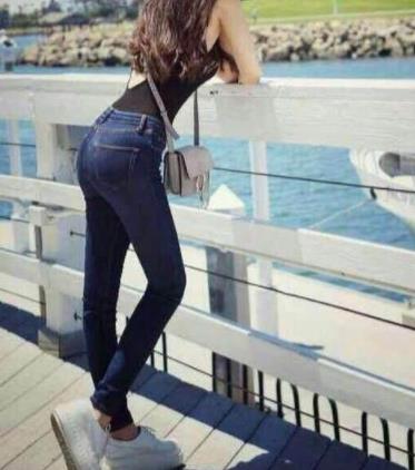 穿紧身牛仔裤的美女：这身材简约大气百搭女神范