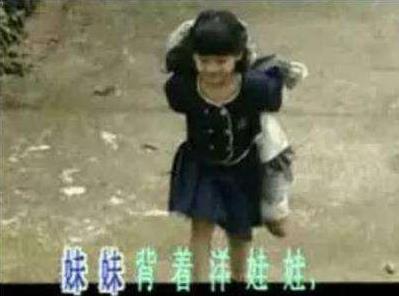 妹妹背着洋娃娃歌词歌曲:妹妹背着洋娃娃故事内容 妹妹背着洋娃娃歌词歌曲:妹妹背着洋娃娃故事内容