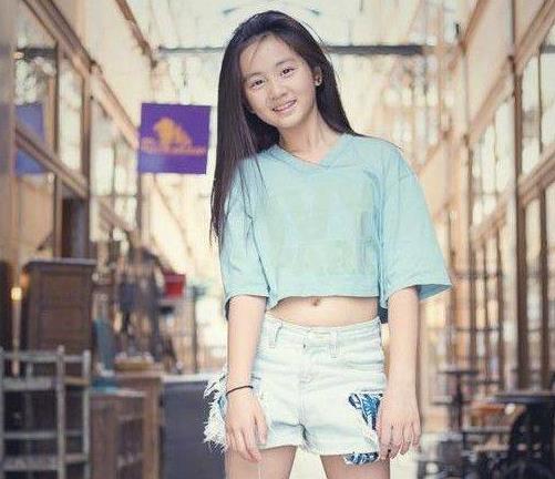 田雨橙和黄亿慈漂亮图片对比：都长成大姑娘了（图）