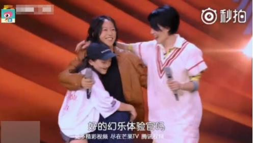 王菲窦靖童李嫣同台:窦靖童的耿直让王菲害羞的笑了 王菲窦靖童李嫣同台:窦靖童的耿直让王菲害羞的笑了