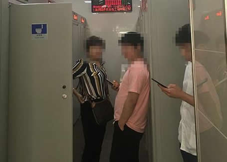 无性别公厕：解决女性排队这样尴尬不尴尬
