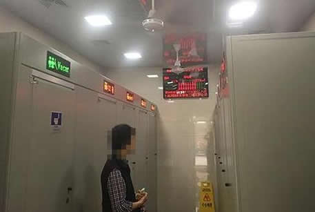无性别公厕：解决女性排队这样尴尬不尴尬