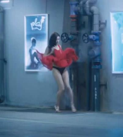 李成敏情圣裸露出场画面：影迷脸红心跳一饱眼福