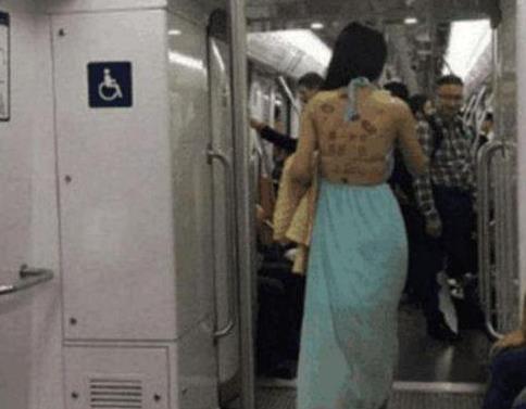 女子上地铁后脱下外套露后背:第一美背写着8个大字 女子上地铁后脱下外套露后背:第一美背写着8个大字