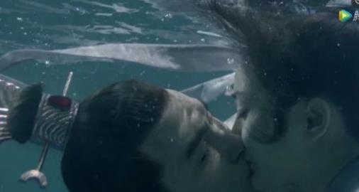 杨幂吻戏：这些吻戏剧照供你参考（图）