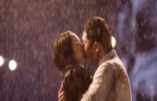 杨幂吻戏：这些吻戏剧照供你参考（图）