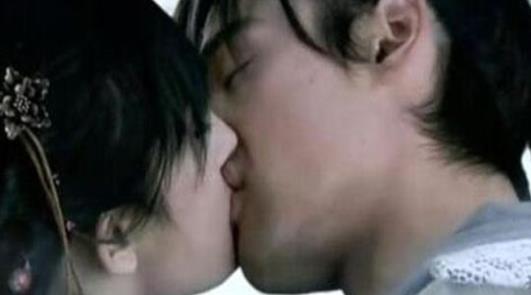 杨幂吻戏：这些吻戏剧照供你参考（图）