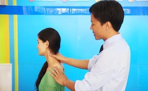 落枕怎么办简单快速的有效方法(图) 落枕怎么办简单快速的有效方法(图)