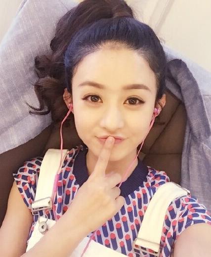 赵丽颖穿粉嫩吊带裤：嘟嘴自拍少女感十足（图）