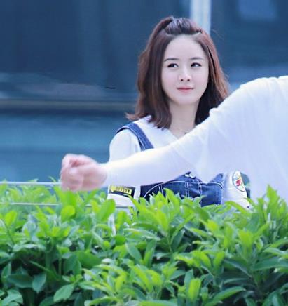 赵丽颖穿粉嫩吊带裤：嘟嘴自拍少女感十足（图）