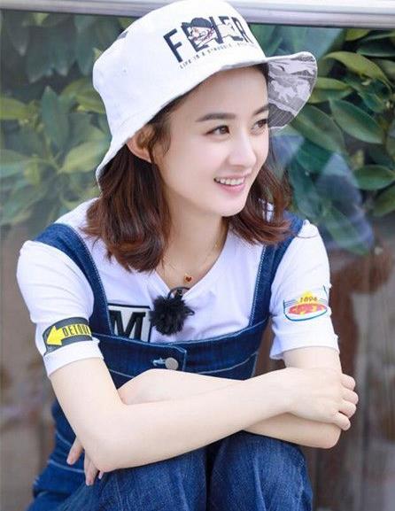 赵丽颖穿粉嫩吊带裤：嘟嘴自拍少女感十足（图）