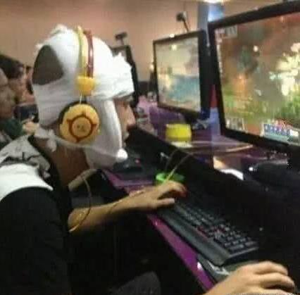 兄弟，你都这样了戴耳机还有用吗