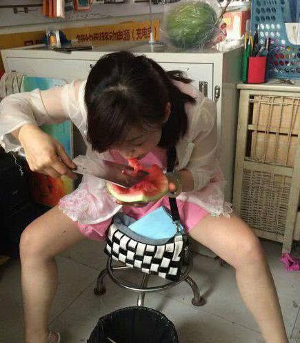 听别人说吃西瓜割到嘴我还不信