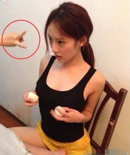 和这么小的馒头相比，恭喜妹子你赢了