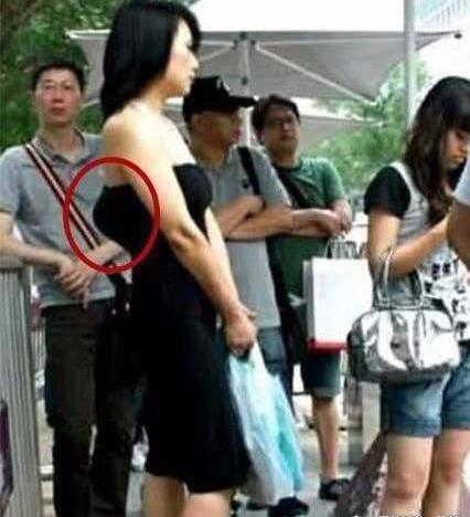 妹子裙子后背鼓起的这么高