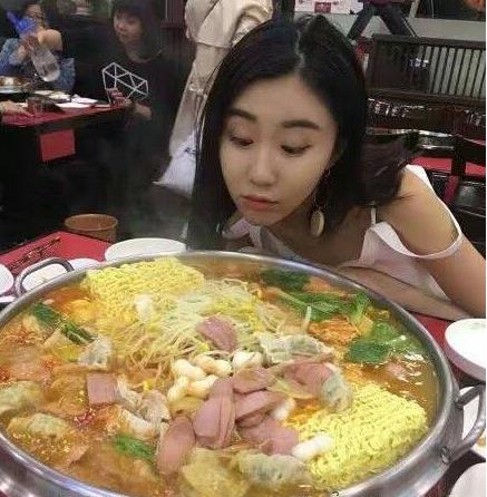 妹子，别一看到吃的就不顾形象了