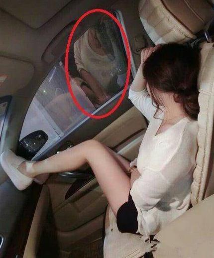 妹子，车玻璃可是会反光的啊