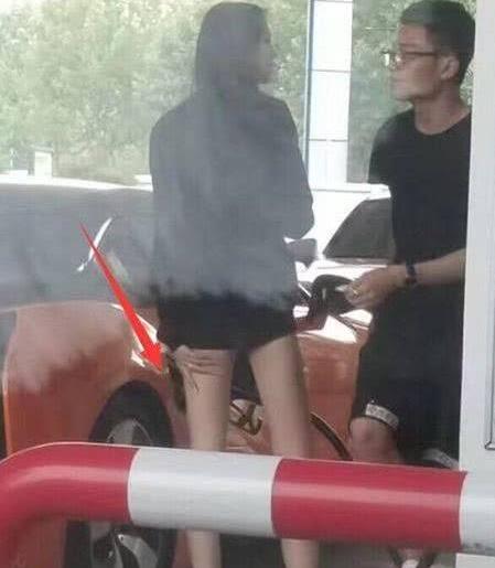 妹子真是的，一见我就情不自禁把手放腿上