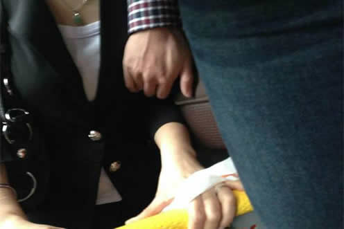 短高辣文h文公车：美惠喝很多酒后坐上夜班公交车