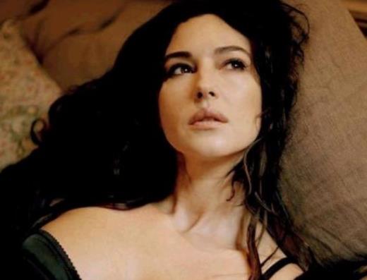 揭开西西里的美丽传说故事：美丽少妇的悲惨过往