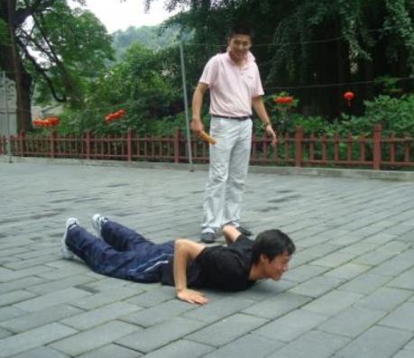 一天做几个俯卧撑适合:俯卧撑动作标准及好处 一天做几个俯卧撑适合:俯卧撑动作标准及好处