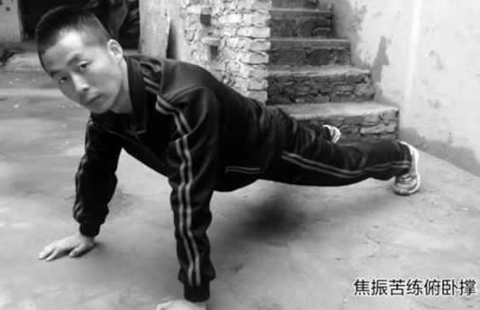 全球俯卧撑最牛人:8年坚持脱胎换骨一身腱子肉 全球俯卧撑最牛人:8年坚持脱胎换骨一身腱子肉