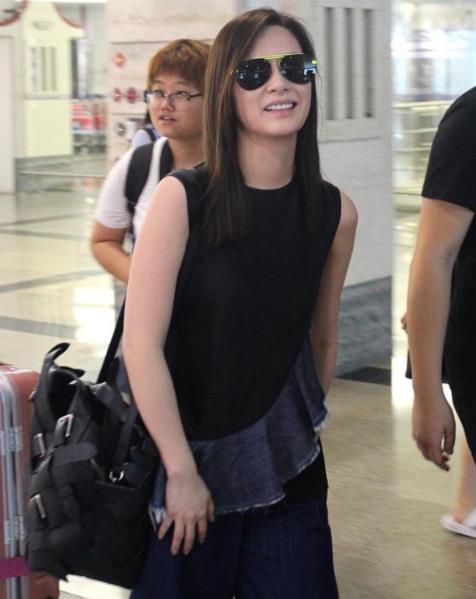 阿娇抱麒麟臂疾走：御姐风霸气十足（图）