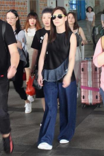 阿娇抱麒麟臂疾走：御姐风霸气十足（图）