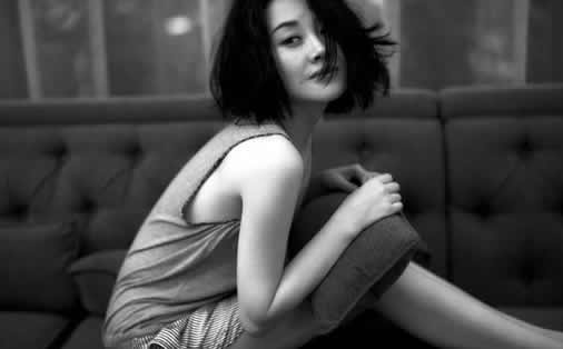 宋仲基卷发造型曝光：黑白美照（组图）