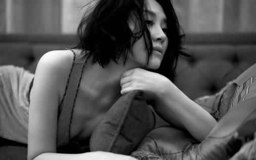 宋仲基卷发造型曝光：黑白美照（组图）