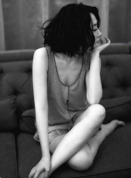 宋仲基卷发造型曝光：黑白美照（组图）