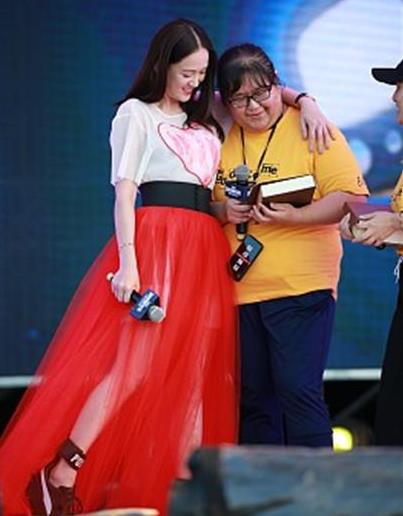 陈乔恩红纱裙扮嫩：互动粉丝亲和力满分（图）