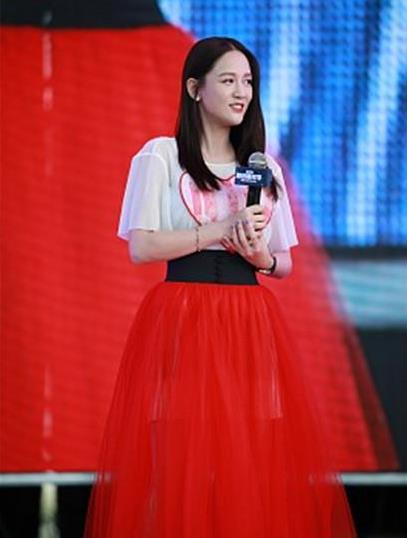 陈乔恩红纱裙扮嫩：互动粉丝亲和力满分（图）