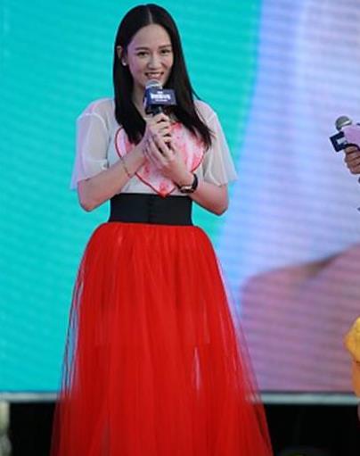 陈乔恩红纱裙扮嫩：互动粉丝亲和力满分（图）