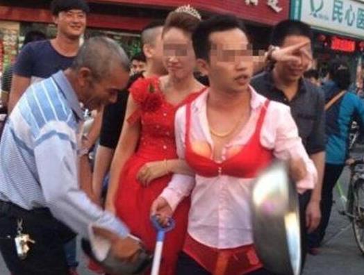 伴娘遭人抬引擎盖羞辱：低俗婚闹屡禁不止（图）